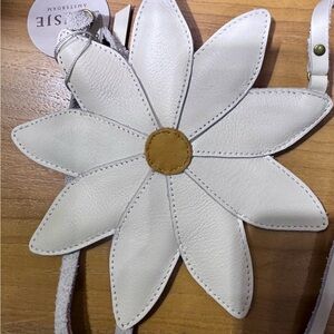 Donsje White Daisy Flower Crossbody Bag